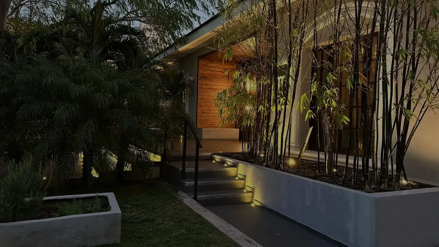 Iluminación exterior instalada por INGELEM en un proyecto residencial al atardecer