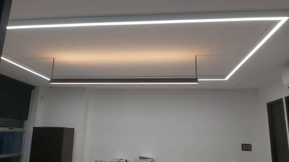 Iluminación lineal integrada en cielo raso