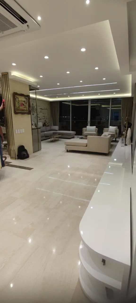 Interior residencial de alta gama con iluminación integrada