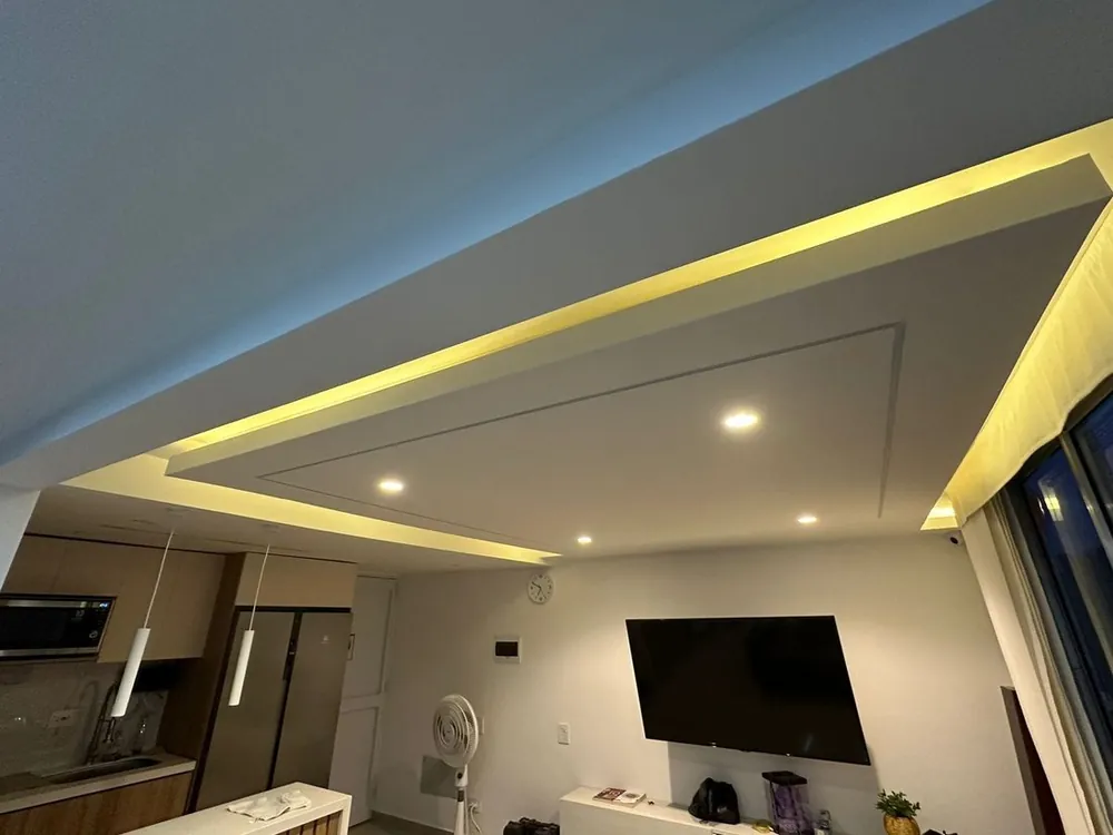 Sala con iluminación de cornisa instalada por INGELEM