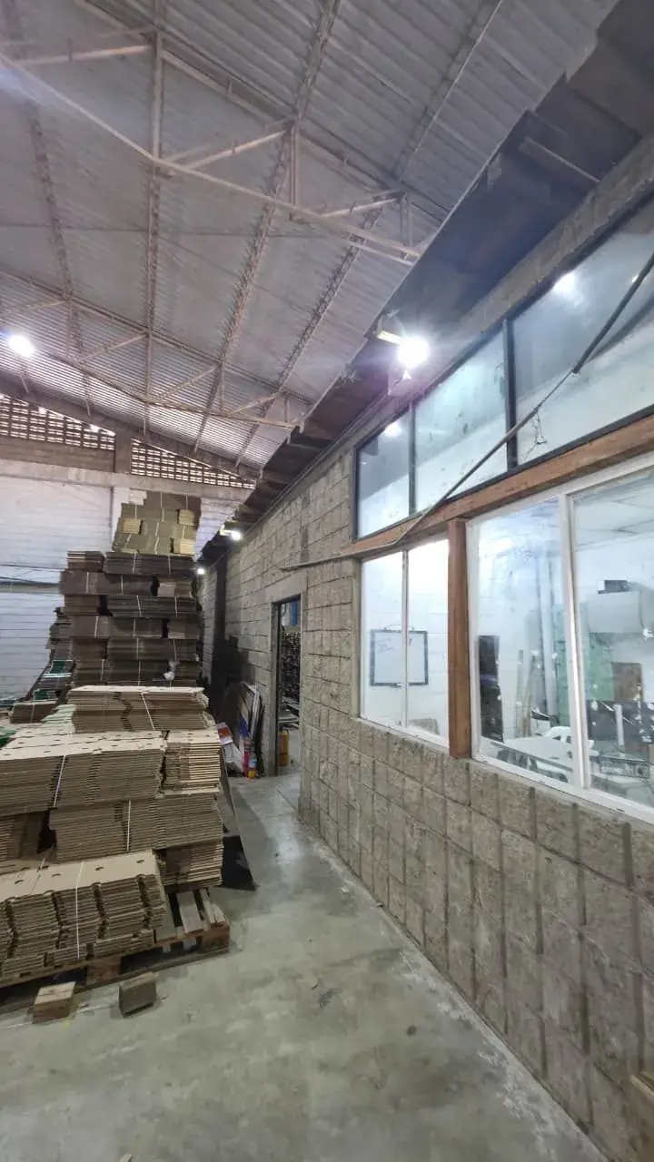 Nave industrial con infraestructura eléctrica