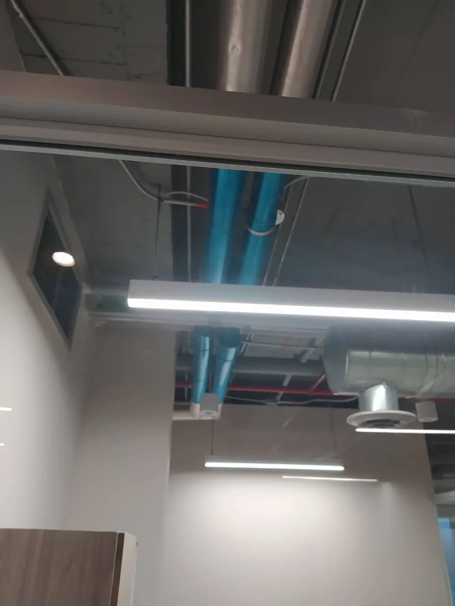 Instalación de iluminación lineal e infraestructura en techo